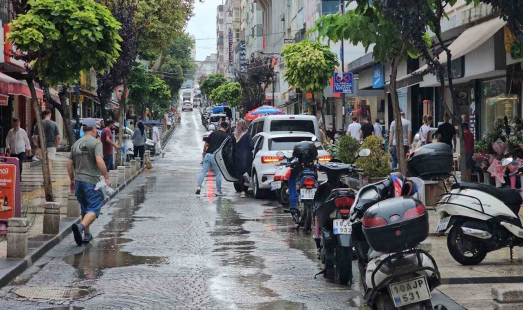 Bandırmada sağanak yağış serinlik getirdi