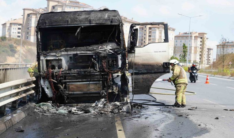 Başakşehirde faciadan kıl payı dönüldü: Kaza yapan hafriyat kamyonu alev alev yandı