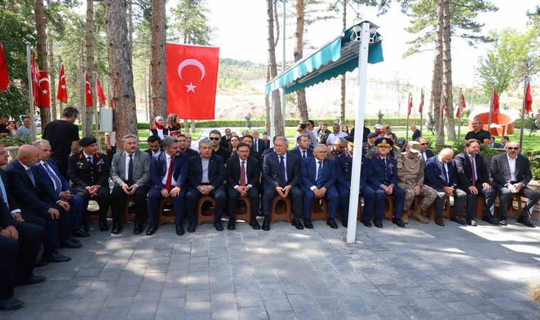 Başkan Büyükkılıç, 15 Temmuzda şehitleri kabirleri başında andı