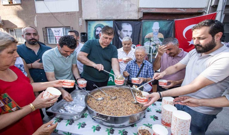 Başkan Tugay, Örnekköyde aşure dağıttı