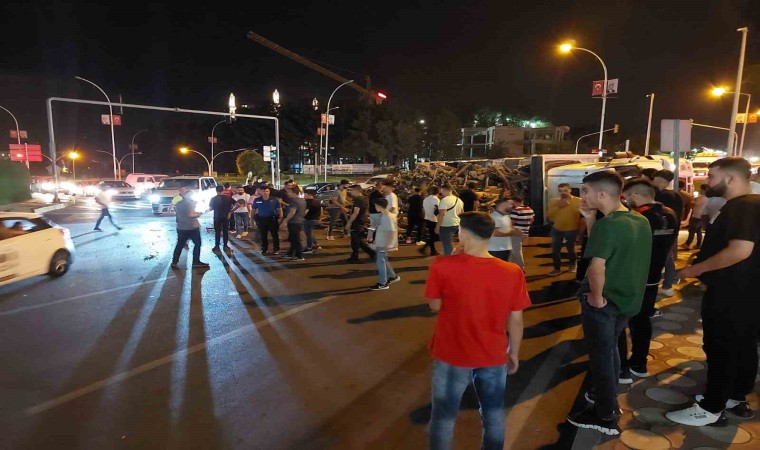 Batmanda odun yüklü kamyon devrildi: 2 yaralı