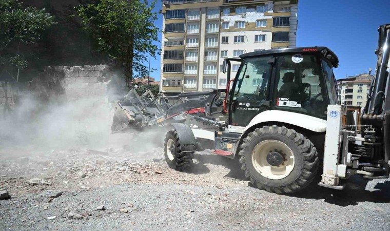 Battalgazide metruk yapıların yıkımı gerçekleştirildi