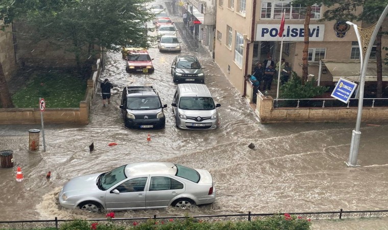 Bayburtta etkili olan sağanak nedeniyle cadde ve sokakları su bastı