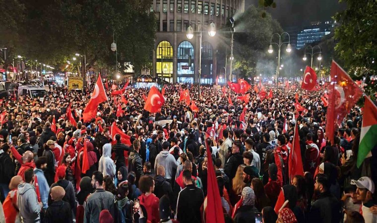 Berlinde çeyrek final coşkusuna 10 bin Türk katıldı