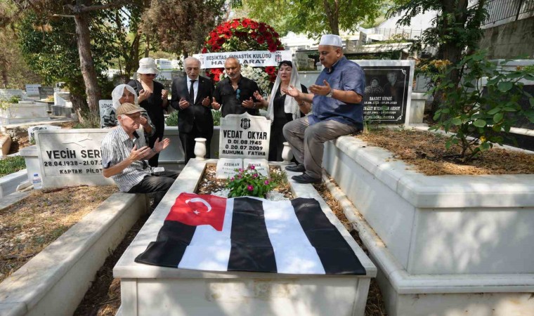 Beşiktaş Kulübü, Vedat Okyarı kabri başında andı