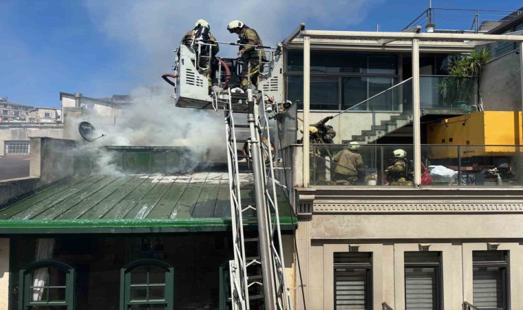 Beyoğlunda 5 katlı otelde korkutan yangın