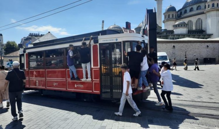 Beyoğlunda nostaljik tramvaydaki tehlikeli yolculuk kamerada