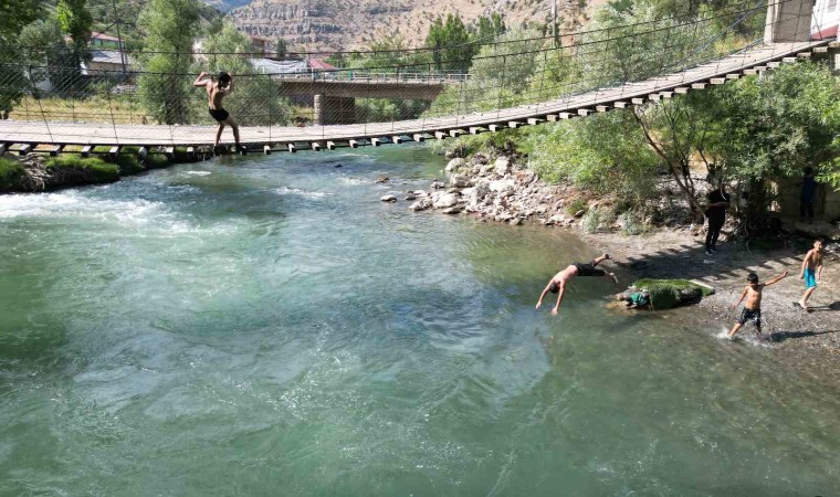 Beytüşşebapta çocuklar, kar sularıyla beslenen çayda serinlemenin keyfini çıkarıyor