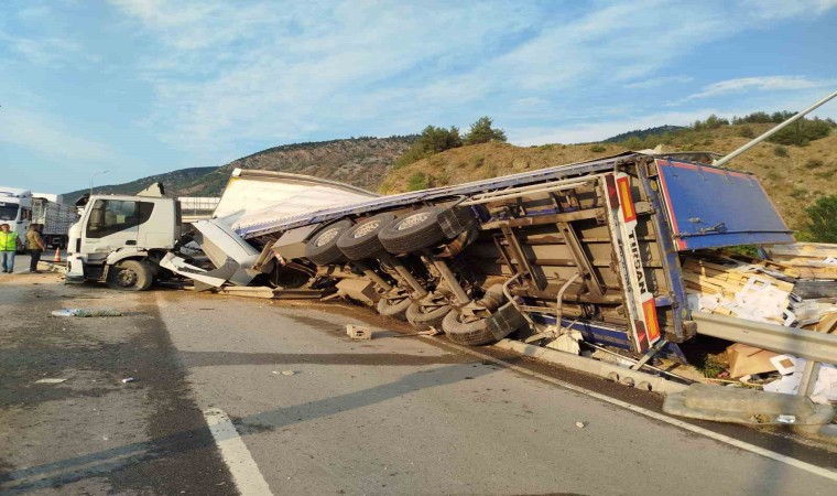 Bilecikte karton ambalaj yüklü tır devrildi: 1 kişi yaralandı