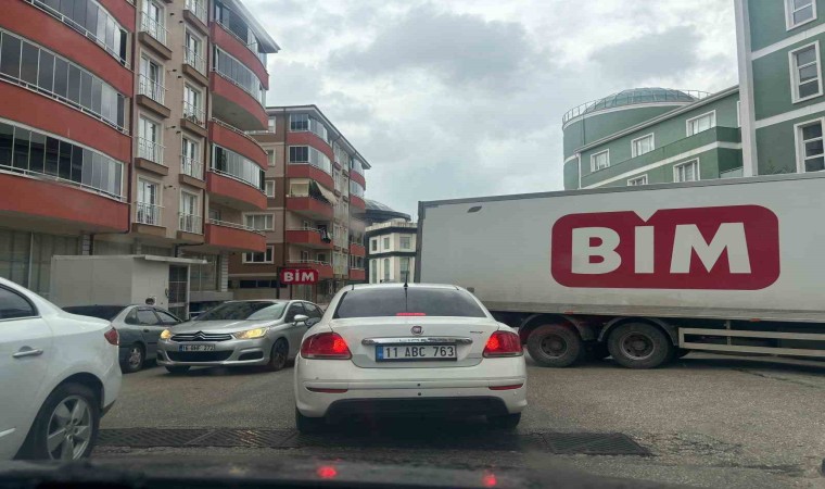 Bilecikte yol ortasına park ederek trafiği kilitleyen BİM marketlere ait tırın sürücüsüne tepki