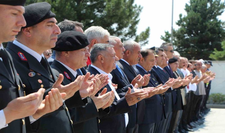 Bingölde 15 Temmuz nedeniyle şehitlik anıtı ziyaret edildi