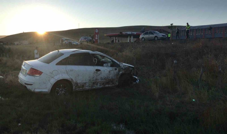 Bingölde kontrolden çıkan otomobil tarlaya uçtu: 3 yaralı