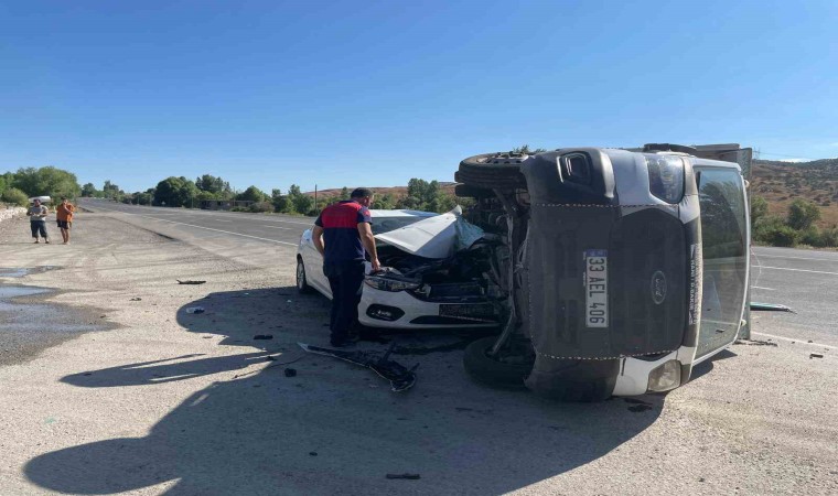 Bingölde otomobil ve pikap çarpıştı: 2 yaralı