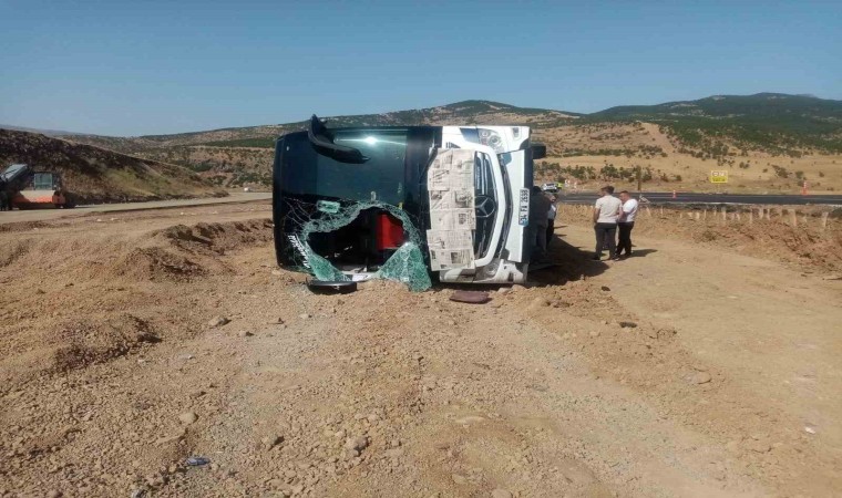 Bingölde yolcu otobüsü devrildi: 14 yaralı