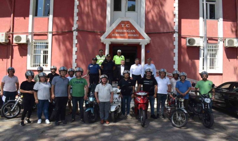 Bozdoğanda motorculara kask dağıtımı sürüyor