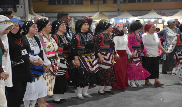 Bu festivalde yüzlerce kişi kol kola girip horon oynadı