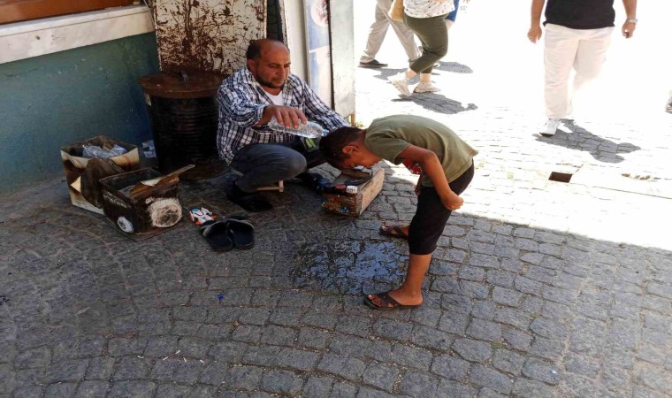 Bunaltıcı sıcağa rağmen ekmek parası peşindeler