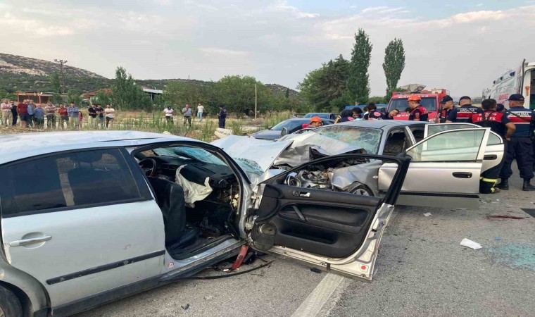 Burdurda iki otomobil kafa kafaya çarpıştı: 1 ölü, 9 yaralı