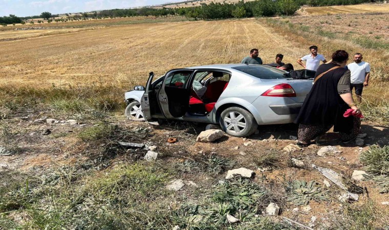 Burdurda yoldan çıkan otomobil araziye savruldu: 8 yaralı