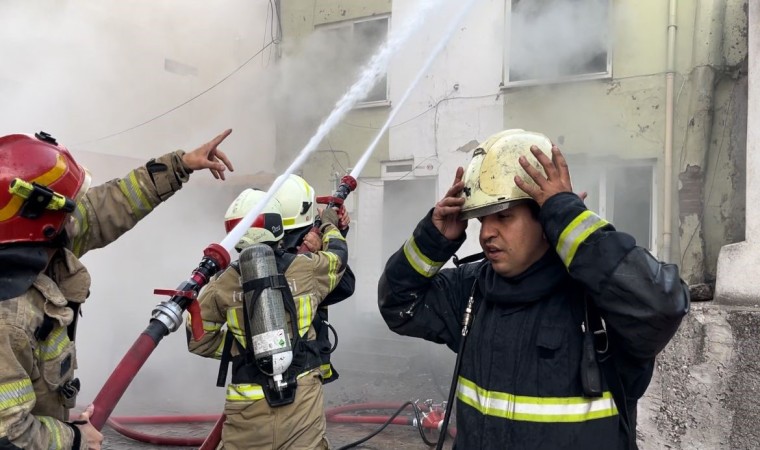 Bursada 3 katlı bina alev alev yandı