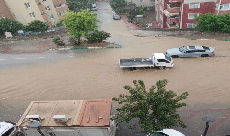 Bursada aniden bastıran yağmur, hayatı felç etti