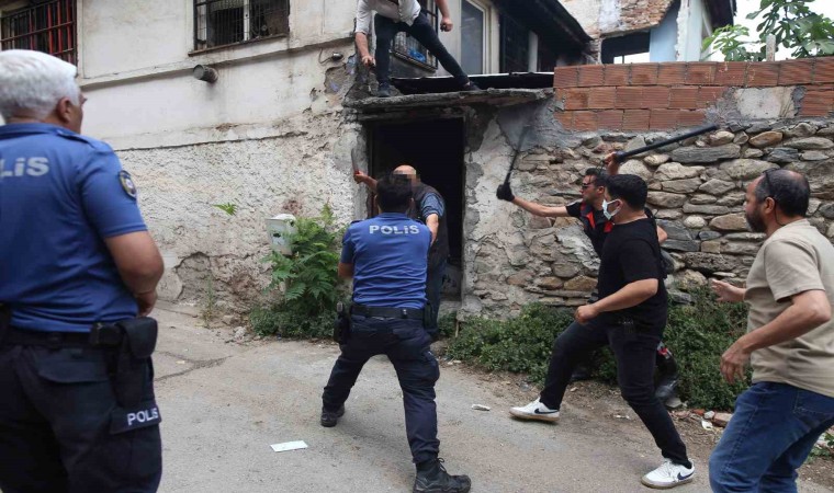 Bursada çöp evini temizletmeyip polisi bıçakladı