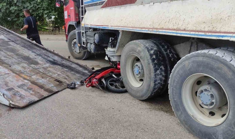 Bursada motosiklet kamyonun altına girdi: 1 yaralı