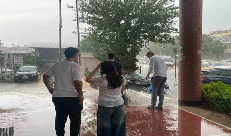 Bursada sağanak yağış hayatı durma noktasına getirdi