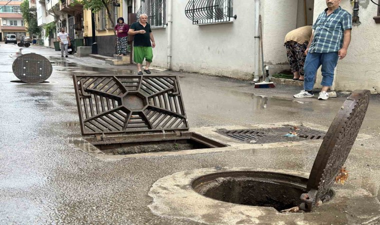 Bursada sağanak yağış hayatı felç etti: Evleri su bastı, rögarlar taştı