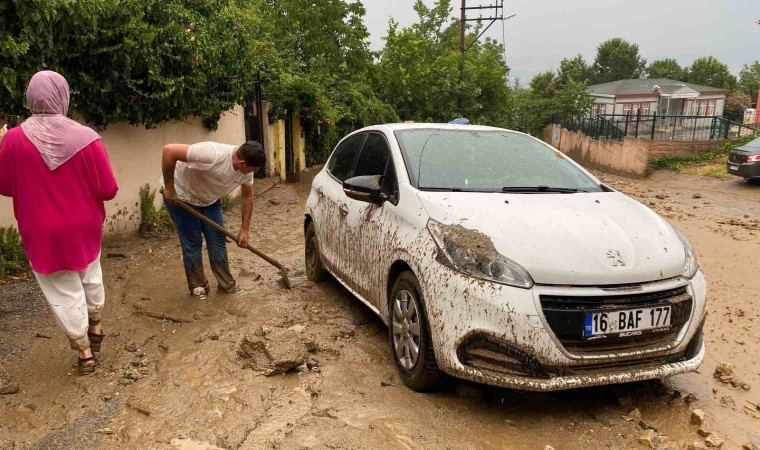 Bursada taşan dere araçları önüne kattı