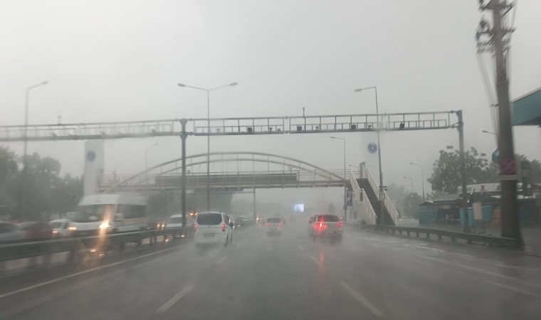 Bursada yollar dereye, merdivenler şelaleye döndü