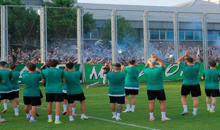 Bursaspor, 2 bin taraftarıyla sezonu açtı