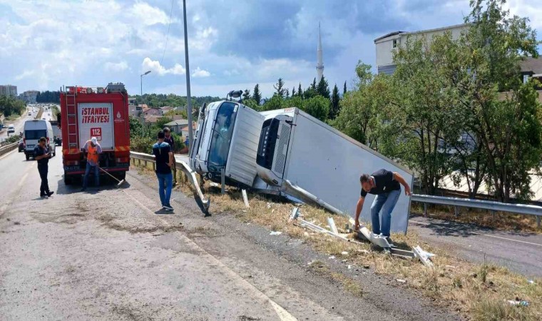 Büyükçekmecede yağmur nedeniyle kayganlaşan yolda kamyon devrildi: 1 yaralı