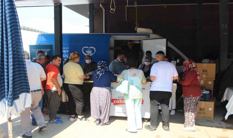 Büyükşehir Belediyesinin aşure ikramları sürüyor