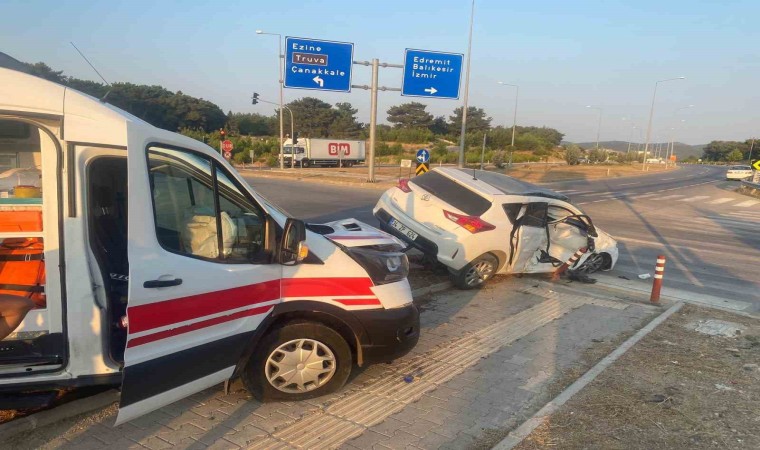 Çanakkalede ambulans ile otomobil çarpıştı: 3 yaralı