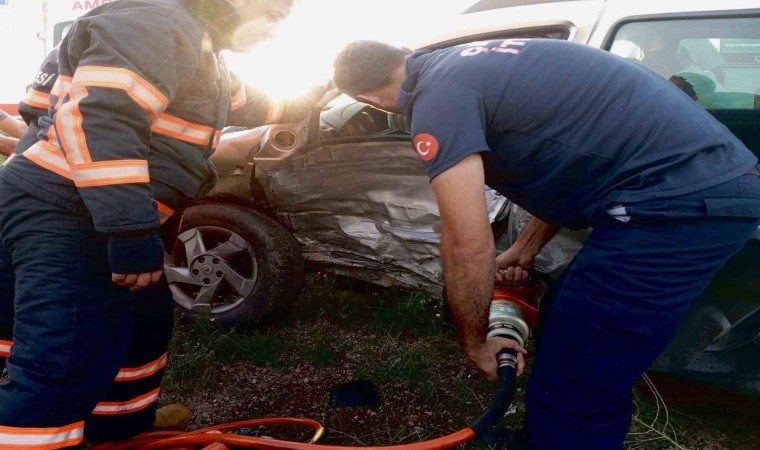 Çankırıda otomobil ile kamyonet birbirine girdi: 4 yaralı