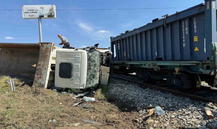 Çankırıda yük treni ile hafriyat kamyonu çarpıştı: 1 ölü, 3 yaralı