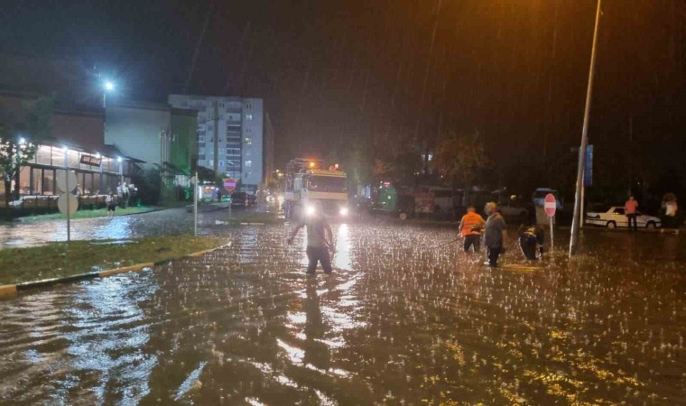 Çarşambayı sel aldı, ekipler arı gibi çalıştı