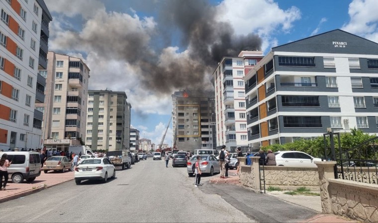 Çatı katında çıkan yangın korkuttu