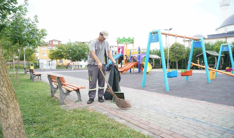 Çayırovanın parkları düzenli olarak temizleniyor