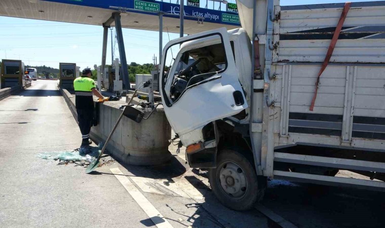 Çekmeköy gişelerde kamyonet beton bariyere daldı: 3 yaralı