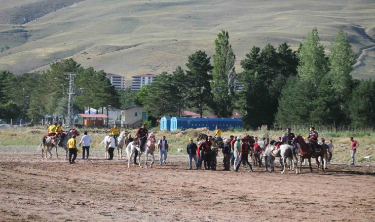 Cirit müsabakasında atlar çarpıştı yürekler ağızlara geldi