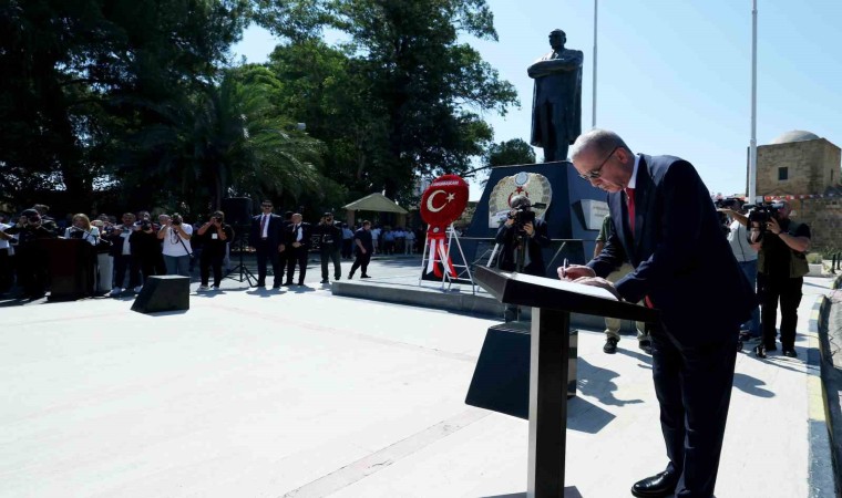 Cumhurbaşkanı Erdoğan, Atatürk Anıtına çelenk sundu