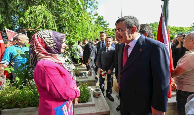 Cumhurbaşkanı Yardımcısı Yılmaz, 15 Temmuz şehitliğini ziyaret etti