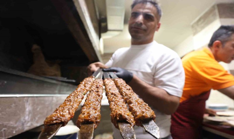 Dar gelirlinin dostu esnaf: Burada yemekler 4te bir fiyatına