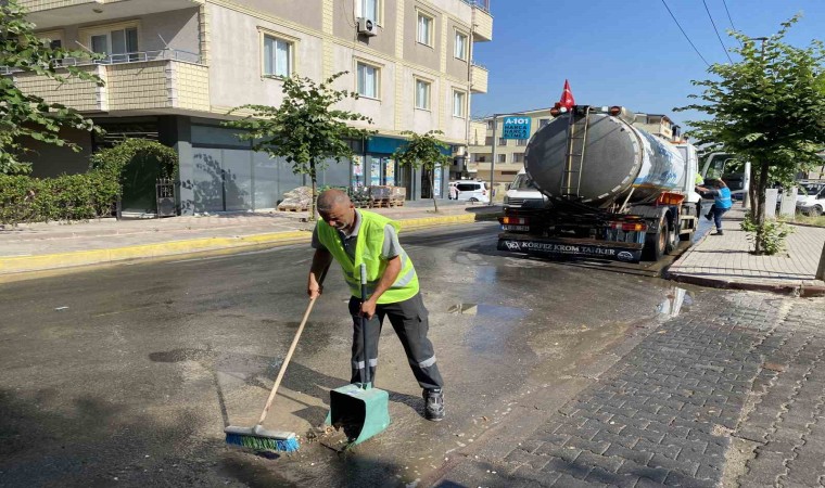 Darıcada ekipler mahallelerde köşe bucak temizlik yapıyor