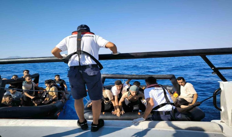 Datçada Yunanistanın geri ittiği 30 düzensiz göçmen kurtarıldı