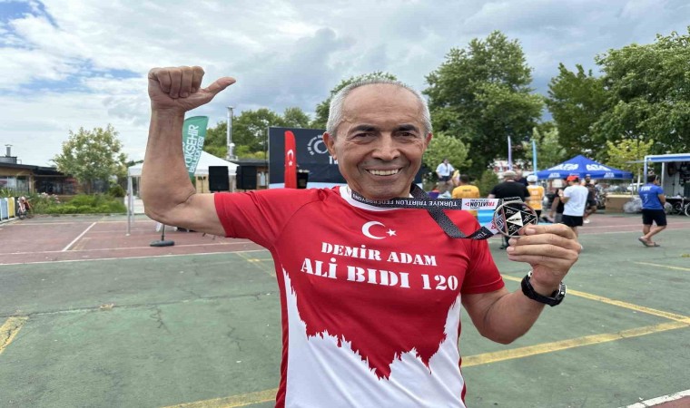 Demir Adam lakaplı 75 yaşındaki Ali Bıdı, Triatlon Türkiye Kupasında ikinci oldu