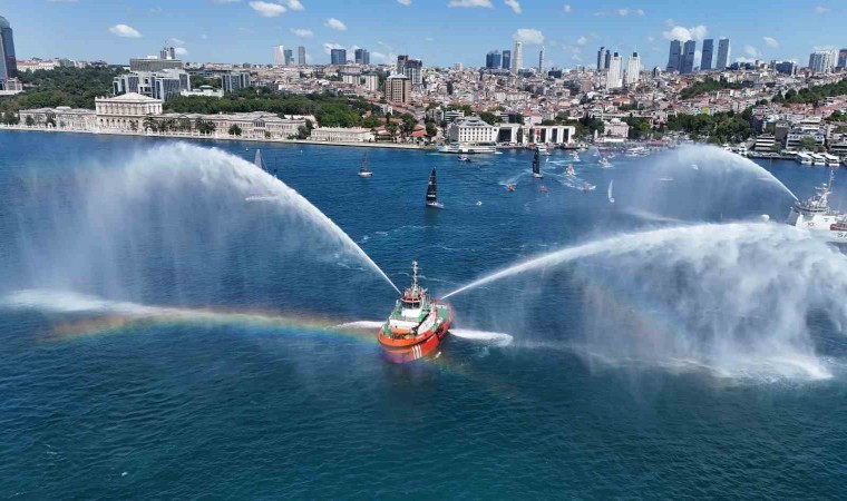 Denizcilik ve Kabotaj Bayramında İstanbul Boğazında dev Türk bayrağı açıldı