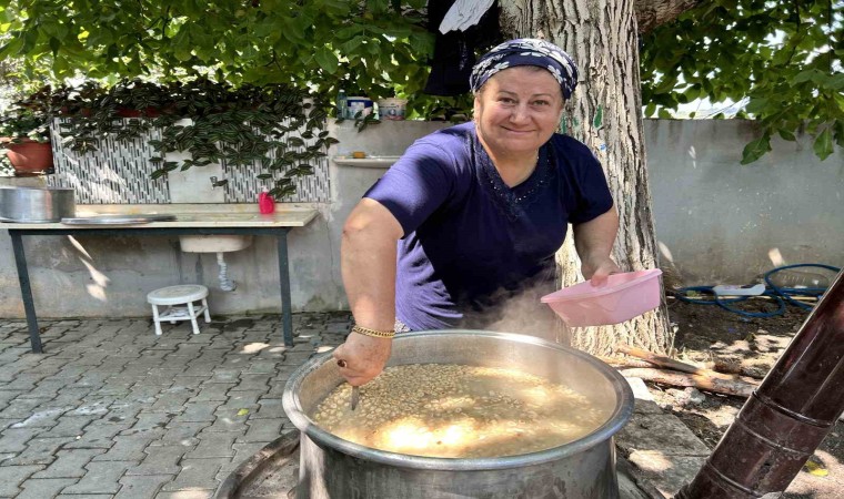 Deprem bölgesinde bolluk ve bereketin simgesi aşure odun ateşinde pişti